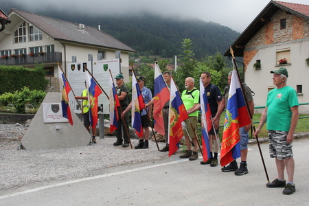 Praporščaki pri spominskem obeležju vojne za Slovenijo v Brezovici pri Borovnici