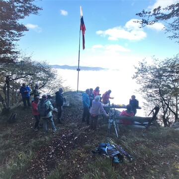 Pohodniki na razgledni točki pod Krimščkom