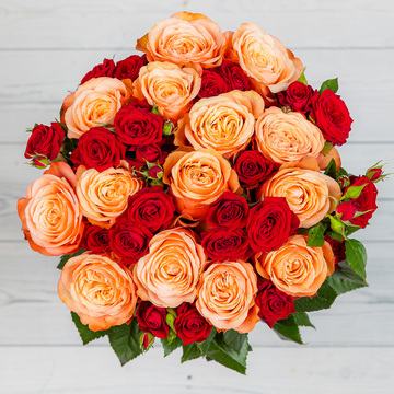 Šopek-iz-mnogocvetnih-in-kahala-vrtnic-1