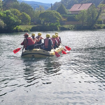Člani DU Borovnica na raftingu na Kolpi