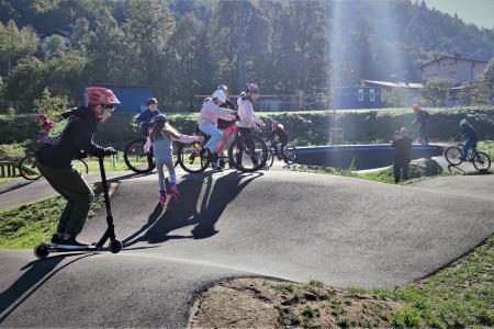 Razigrani otroci na pump-track stezi Koloparka Boprovnica