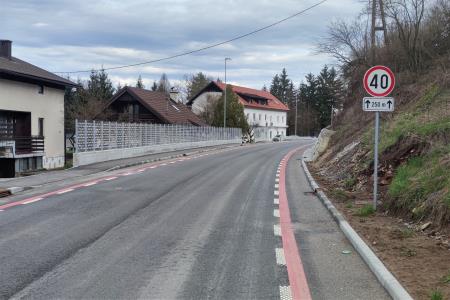 Fotografija - znak za omejitev hitrosti na 40 km/h na Brežanki pri Fenolitu