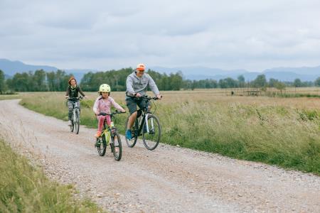 Kolesarji na poti proti Goriškem mahu -foto Maja Dodič