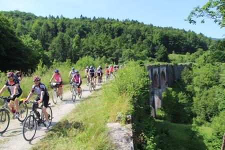 Skupina kolesarjev na Paškem viaduktu_ foto A Klemenc