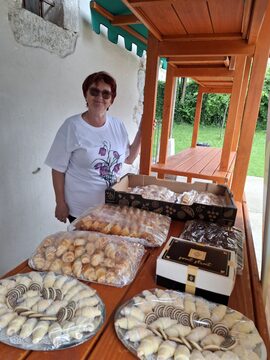 Dogodek-so-popestrile-dobrote-izpod-rok-Aktiva-kmeckih-zena-Ig.-Foto-Masa-Bratina-scaled